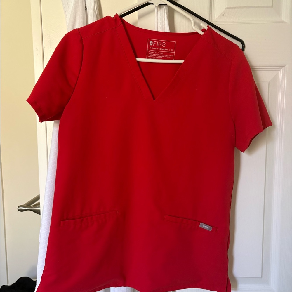 Figs Women's Short Sleeve V-Neck Top in POP Red